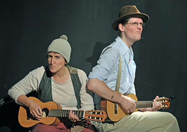 B&uuml;hnenfoto: Severin und Nepomuk (Mark Roberts und Manuela H&ouml;rr) spielen Gitarren und denken nach.